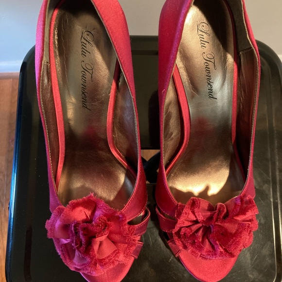 9.5M Lulu Townsend Elanor Fuchsia Pom Pom Pumps 4” - Picture 2 of 10